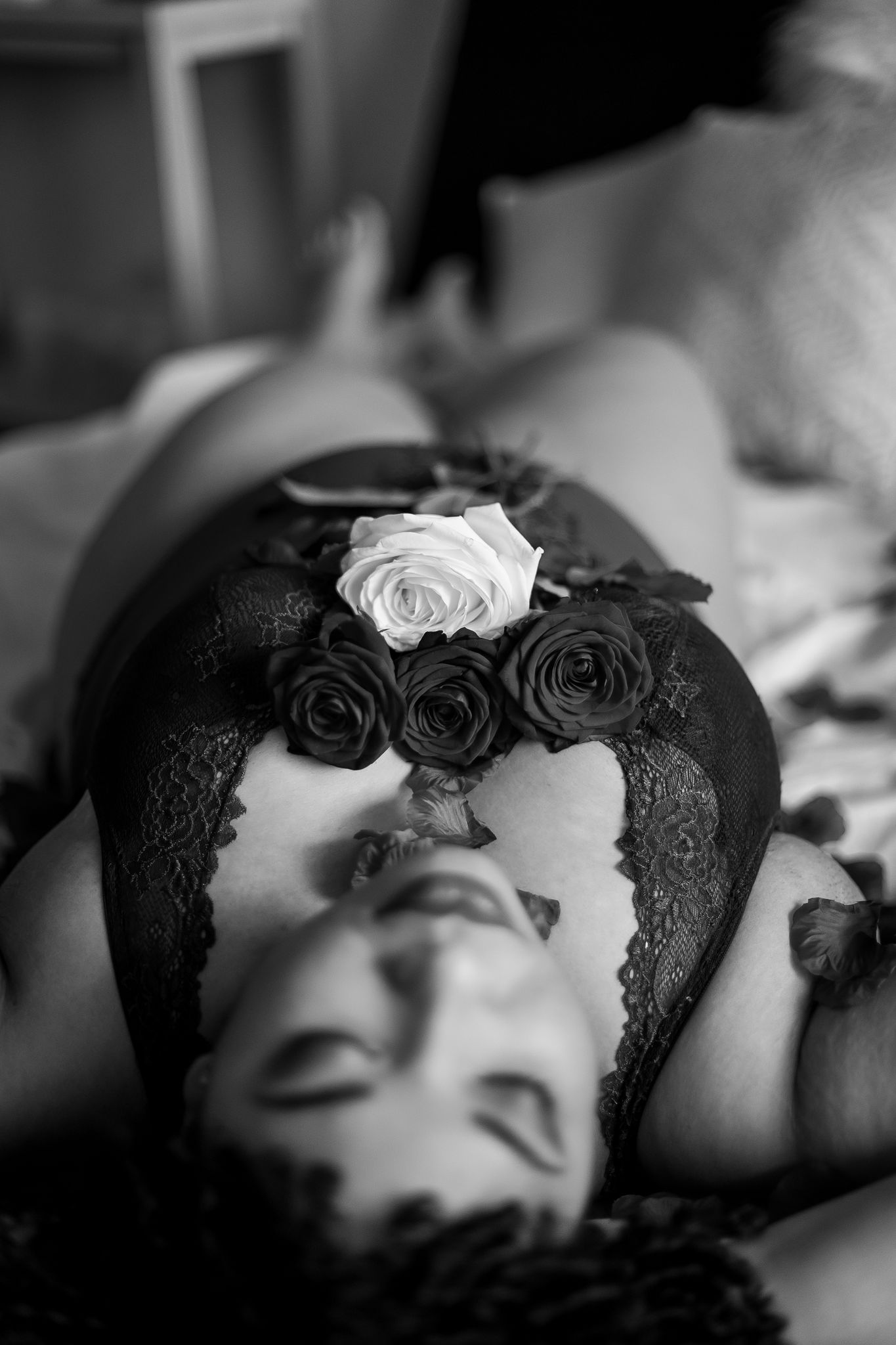 photographe boudoir le mans tours angers chartres lingerie shooting noir et blanc bouquet rose