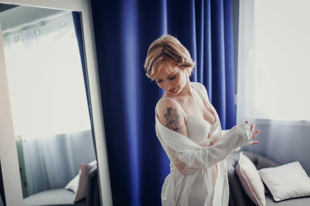 boudoir lingerie kimono blan rideau bleu femme photographe angers le mans tours shooting