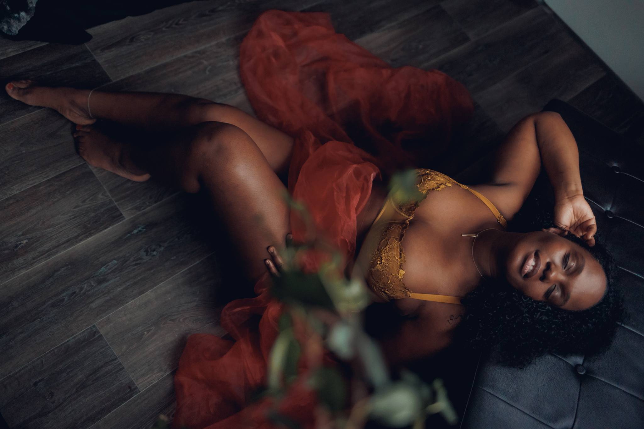 Séance photo boudoir au Mans : amour de soi, corps réel et regard bienveillant